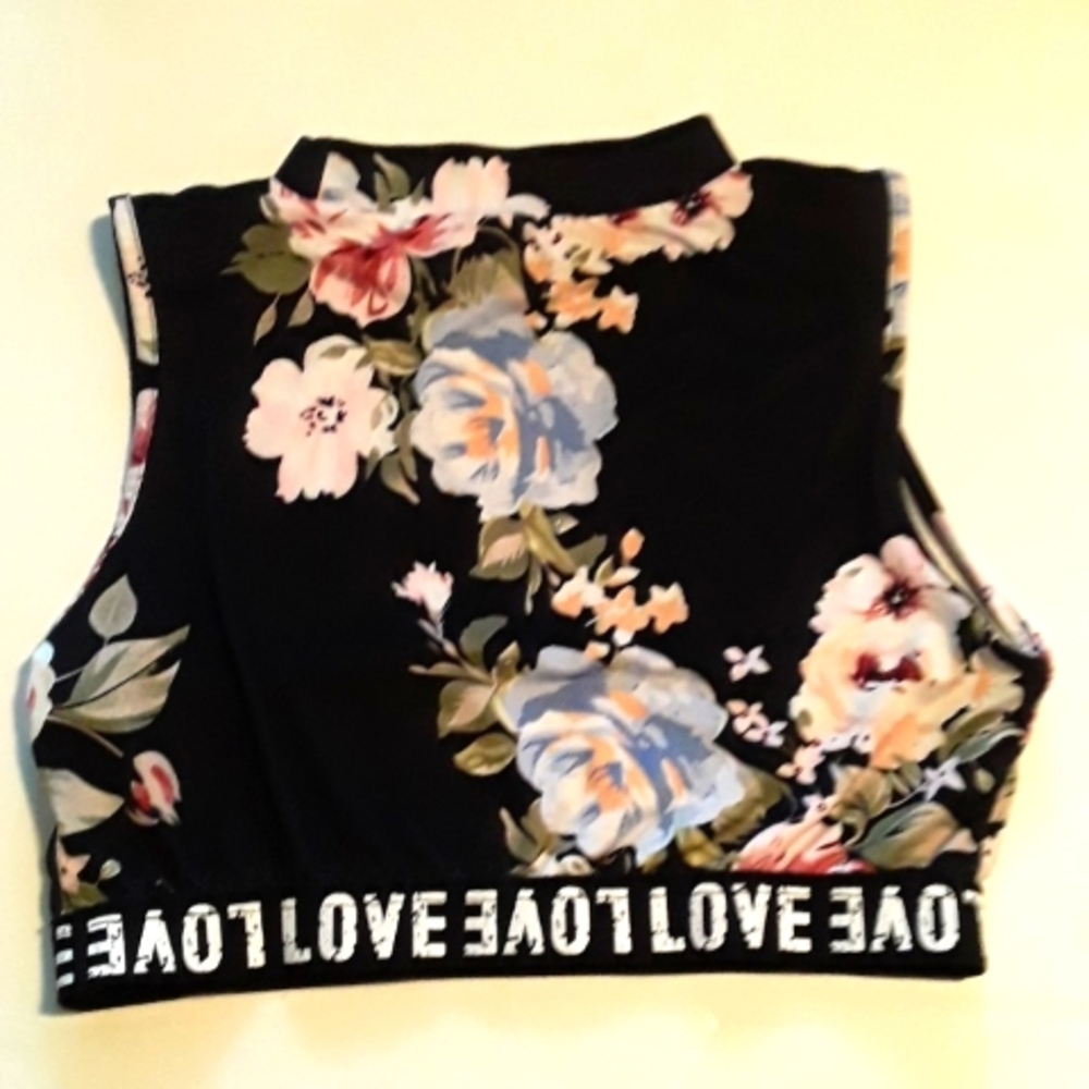 A size Us 11-12y or EU 152 crop top off shien black with floral print